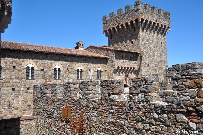 Castello Di Amorosa: каменная башня и рустиковые стены под ясным небом